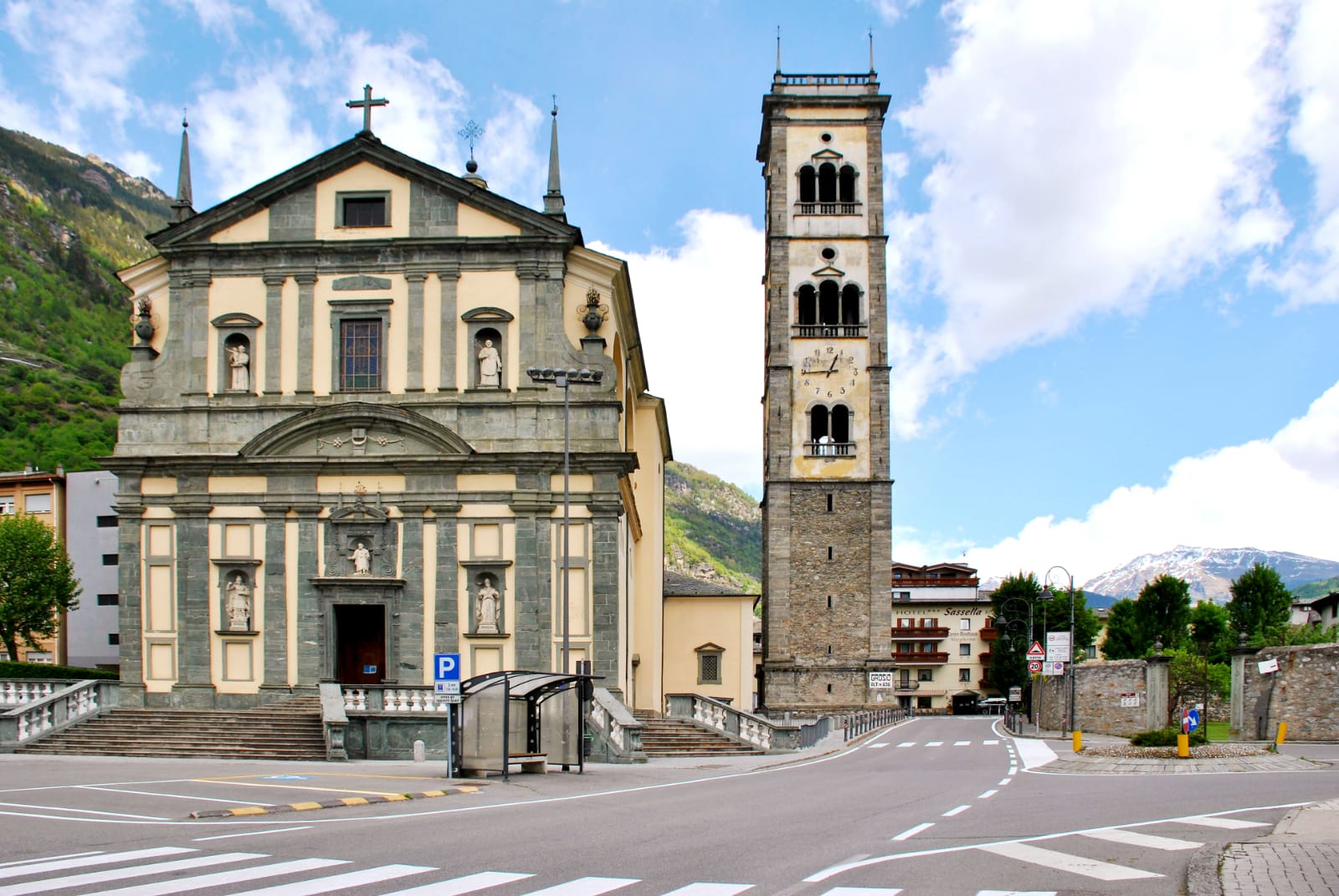 Terza settimana con il Rosario e la Benedizione delle famiglie. Stasera primo tratto di Via Roma